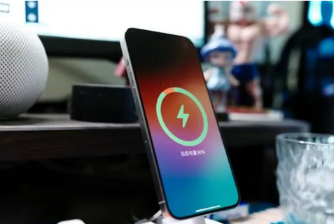北碚苹果15换屏服务分享用什么充电器给iPhone15充电更好 